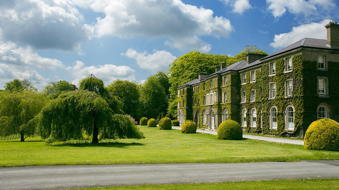 Castleknock_College,_Main_School_Building.jpg