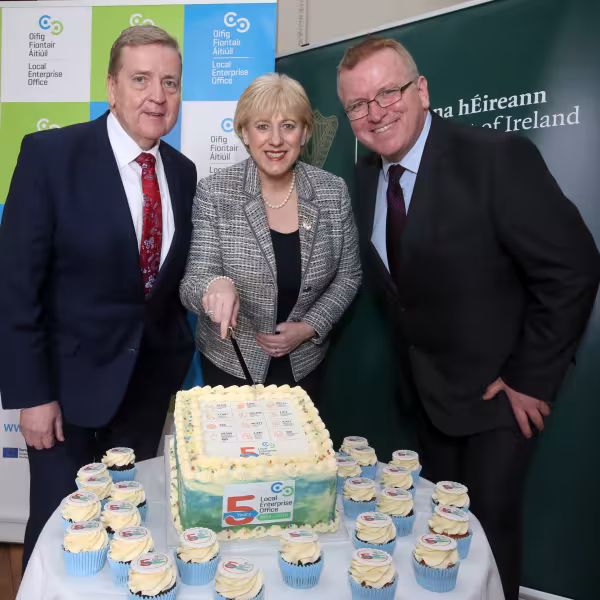 Leo Five cutting cake