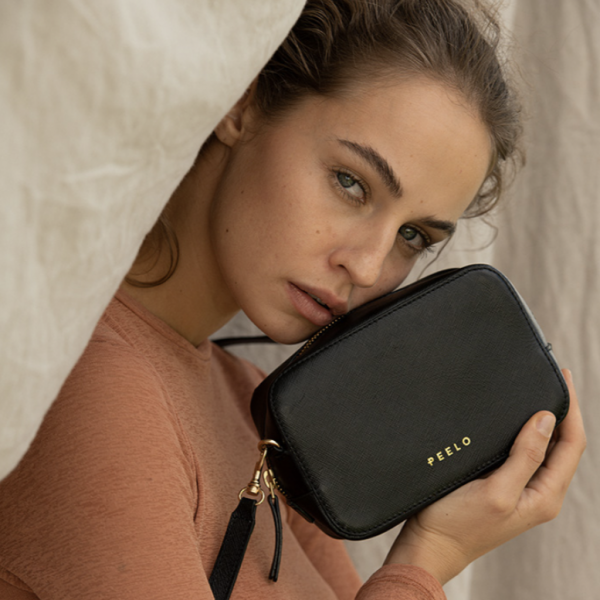 Image of a woman holding a Peelo bag