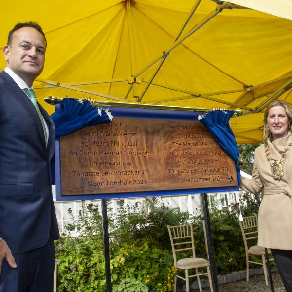 Tánaiste and Mayor unveiling Shackleton Plaque