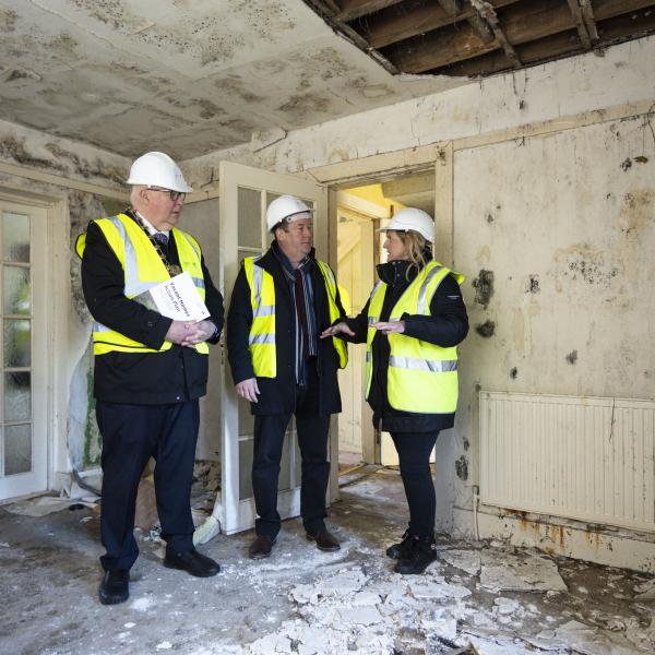 Minister for Housing, Local Government and Heritage, Darragh O'Brien TD and Mayor of Fingal Cllr Howard Mahony are shown one of the vacant  properties by Chief Architectural Technologist Orla Harte