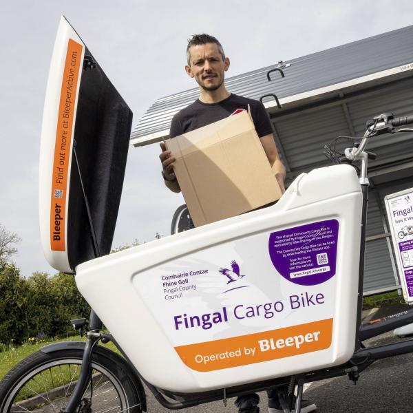 Man puts box into ecargo bike 