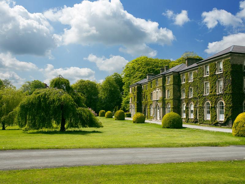 Castleknock_College,_Main_School_Building.jpg