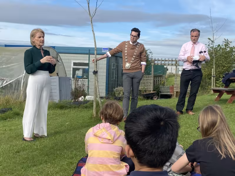 Joanna Donnelly, Deputy Mayor Cllr Daniel Whooley and Kevin Vallely explaining the weather station to the 3rd class students