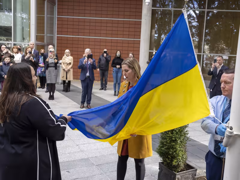 Mayor of Fingal, Cllr Seána Ó Rodaigh, and the Ukrainian Ambassador to Ireland, Her Excellency Ms Larysa Gerasko, assist in the raising of the Ukraine national flag at County Hall, Swords. 