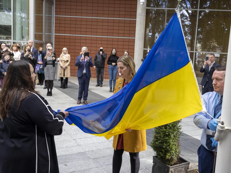 Mayor of Fingal, Cllr Seána Ó Rodaigh, and the Ukrainian Ambassador to Ireland, Her Excellency Ms Larysa Gerasko, assist in the raising of the Ukraine national flag at County Hall, Swords. 