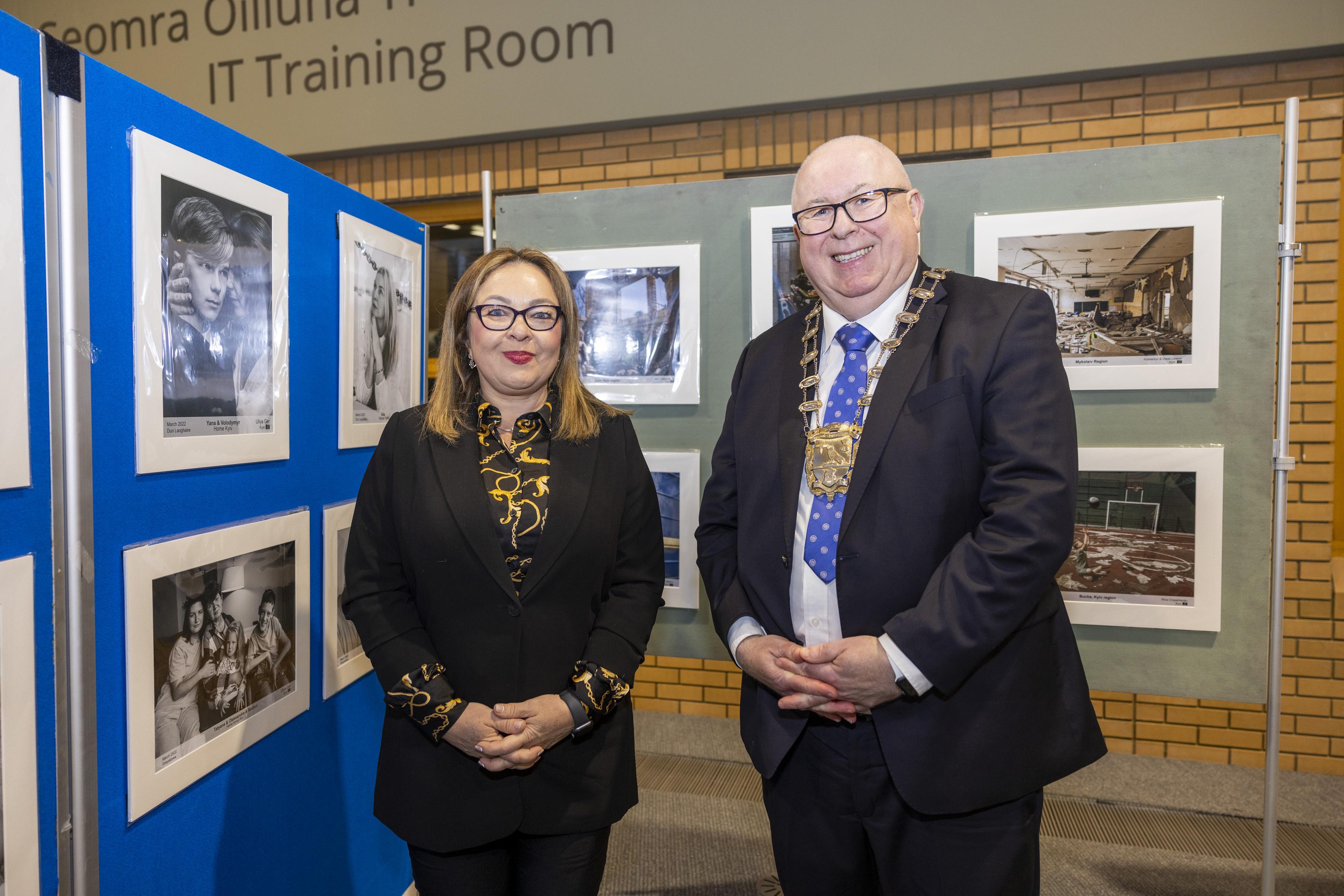 United Ukraine Exhibition Helen Smirnova and Mayor Howard Mahony