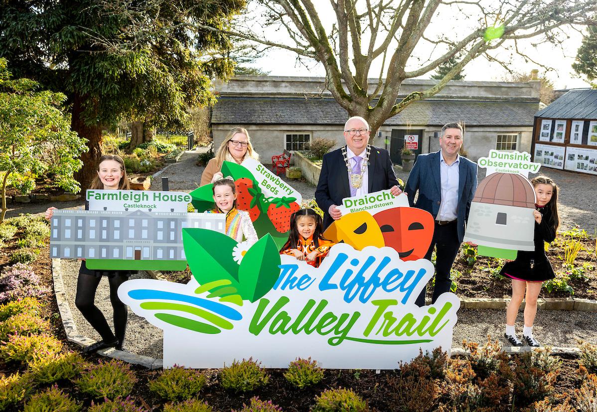 Mayor of Fingal Cllr Howard Mahony, alongside Helen Cole of Fáilte Ireland,Declan Power of Fingal County Council and a group of Irish Dancers