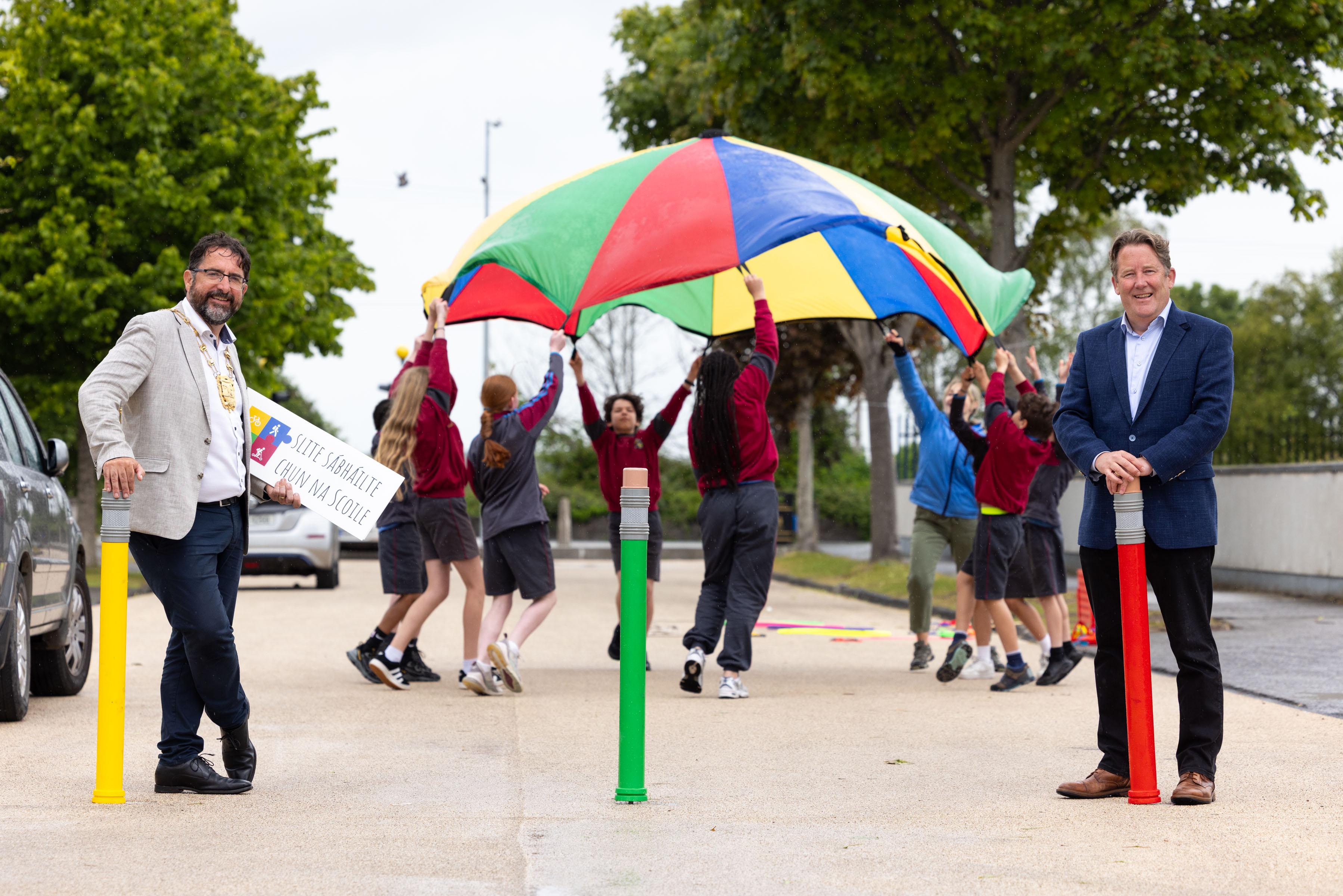 Mayor, Minister and Pupils of Pope John Paul II celebrating the completion of works