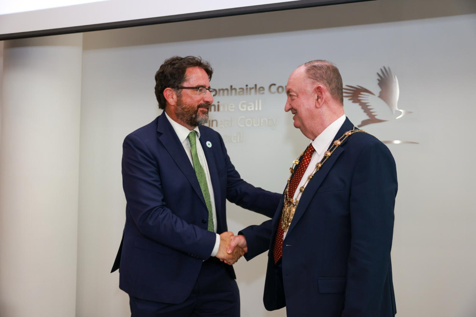 Cllr Brian McDonagh has passed on the Mayoral chains to newly elected Cllr Tom O'Leary